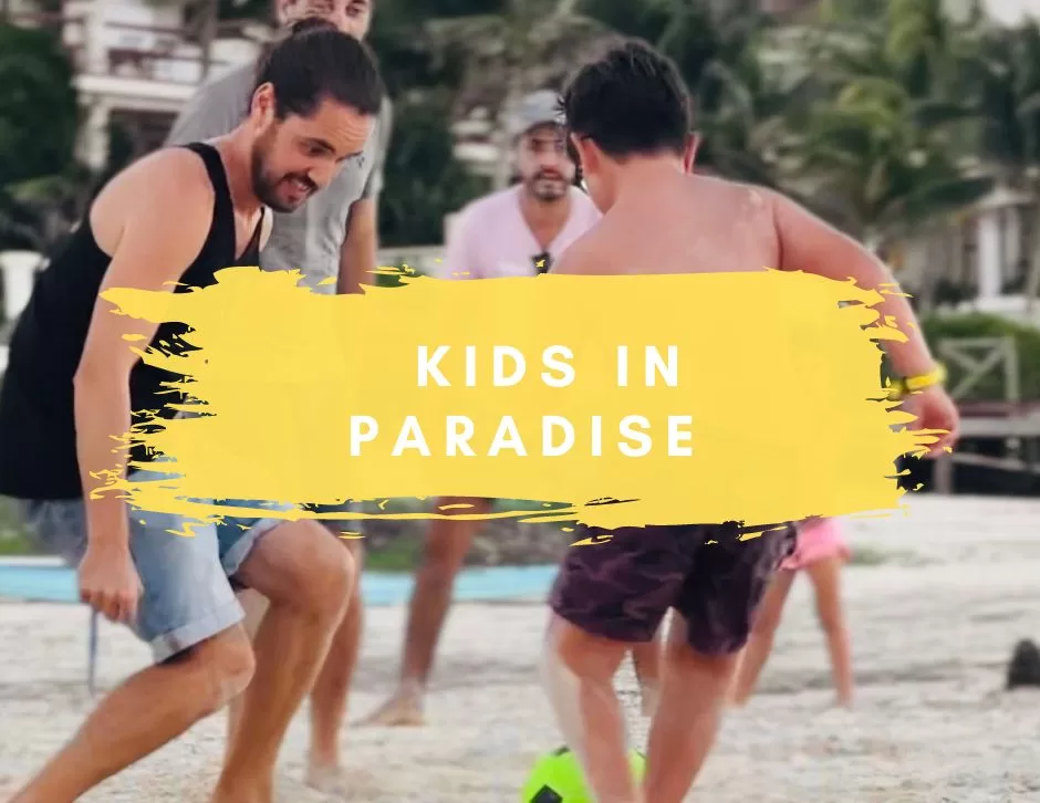 Kids in paradise personas jugando con una pelota en la playa