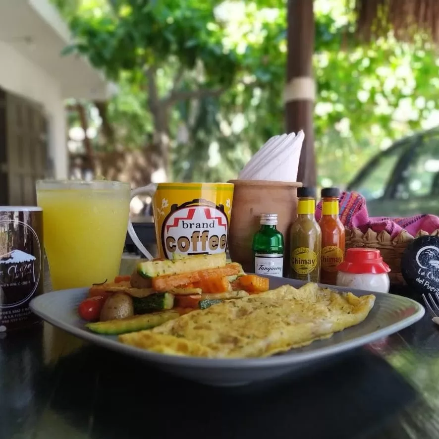 Omelette breakfast at La Choza del Puerto.