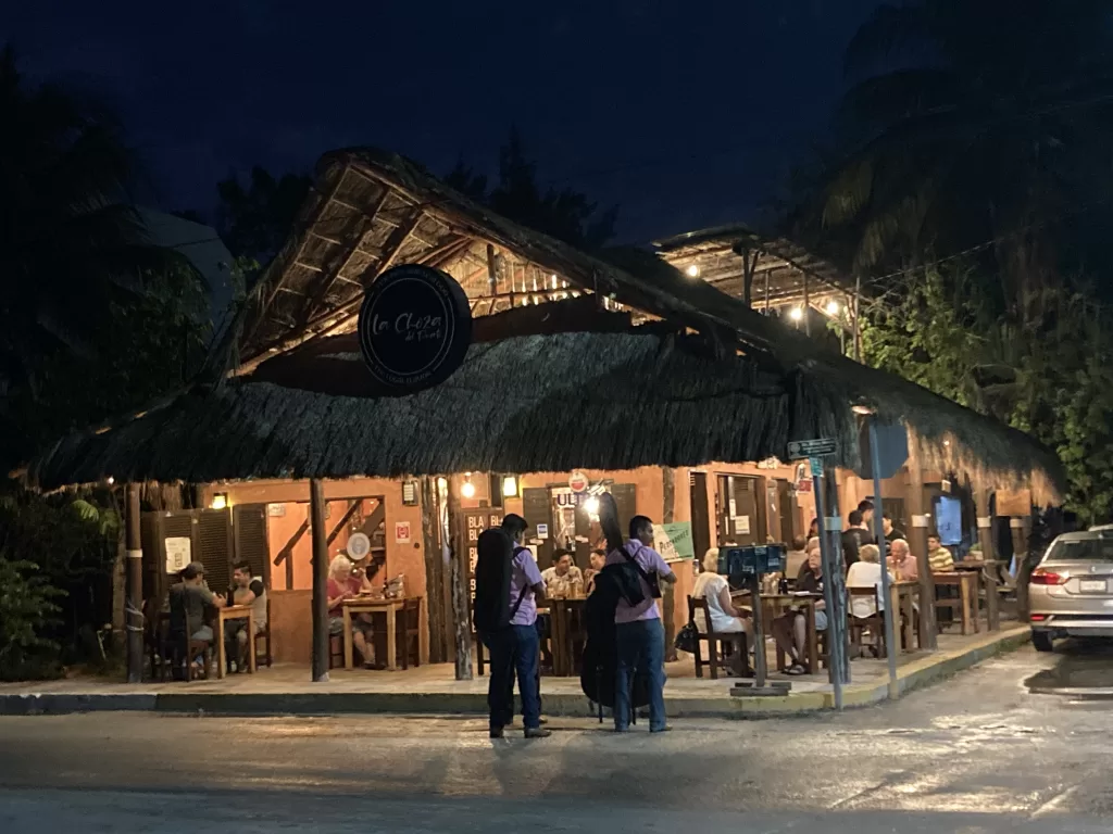 Nighttime view of La Choza del Puerto from the street.