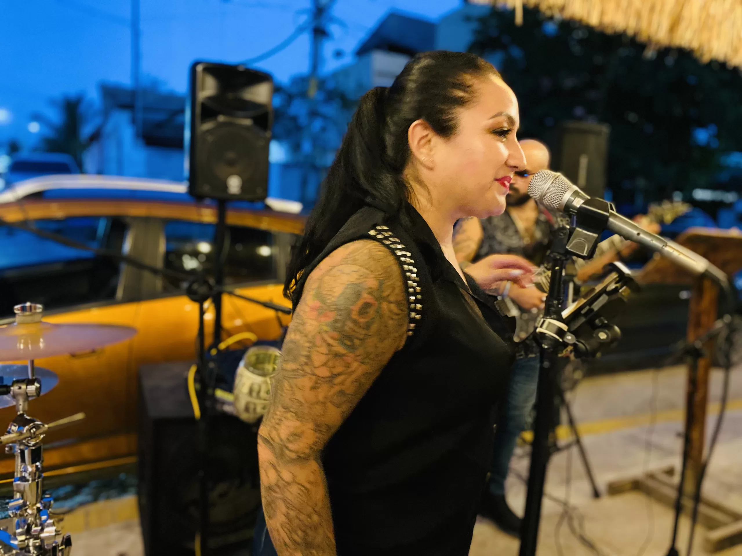 Female singer performing outside La Choza del Puerto.