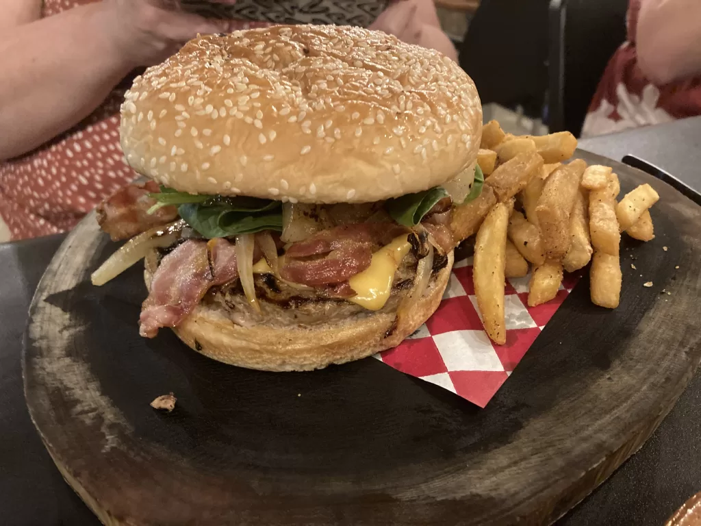 Cheeseburger with bacon and grilled onions at La Choza del Puerto.