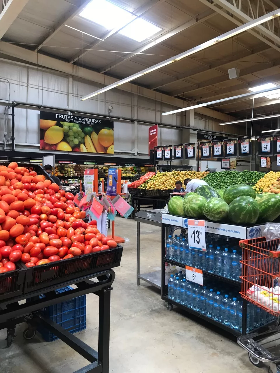 Image of the produce section of Super Chedraui in the colonia.