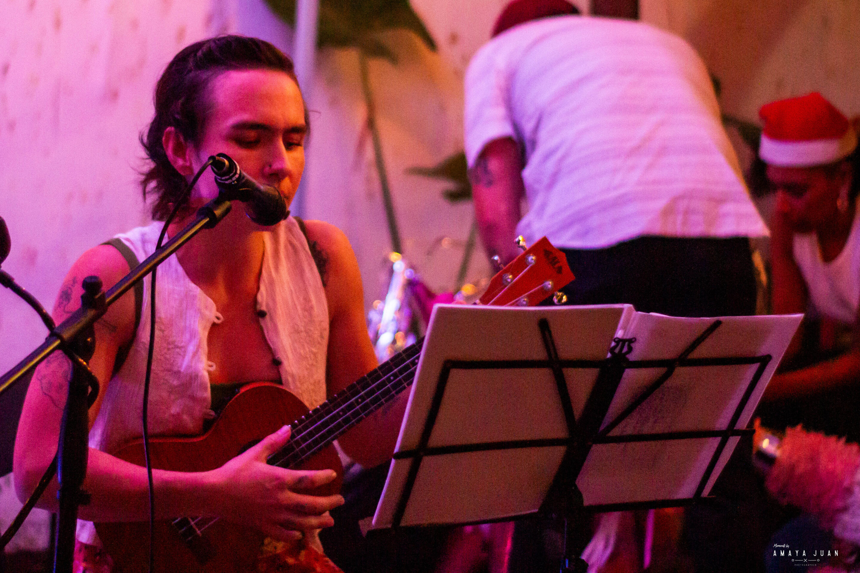 Laura Healy playing the ukulele and singing at the El Telar Posada on 12/22/23.