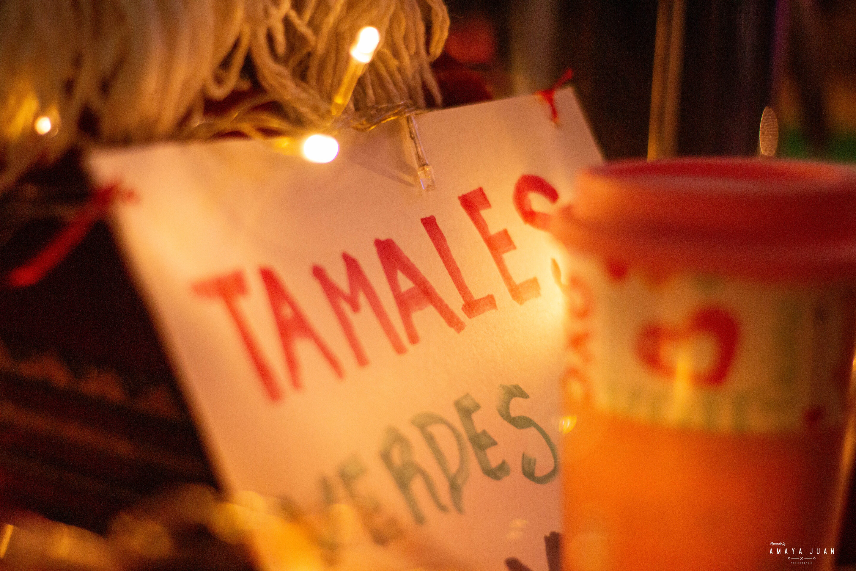 A sign saying "Tamales verdes" or "Green Tamales" at the El Telar Posada event.