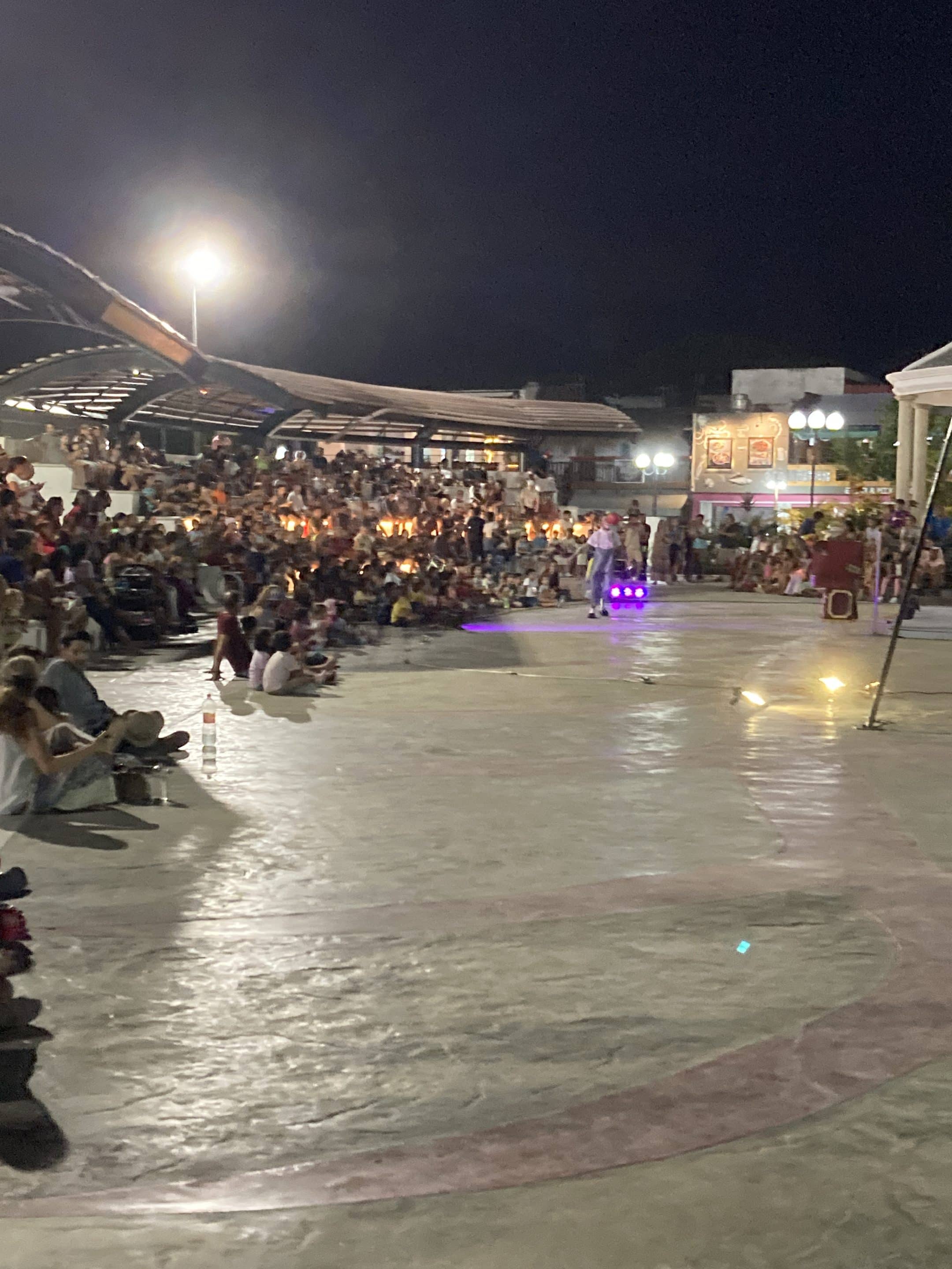 A crowd gathers at Founders Park in Puerto Morelos for an evening of entertainment.